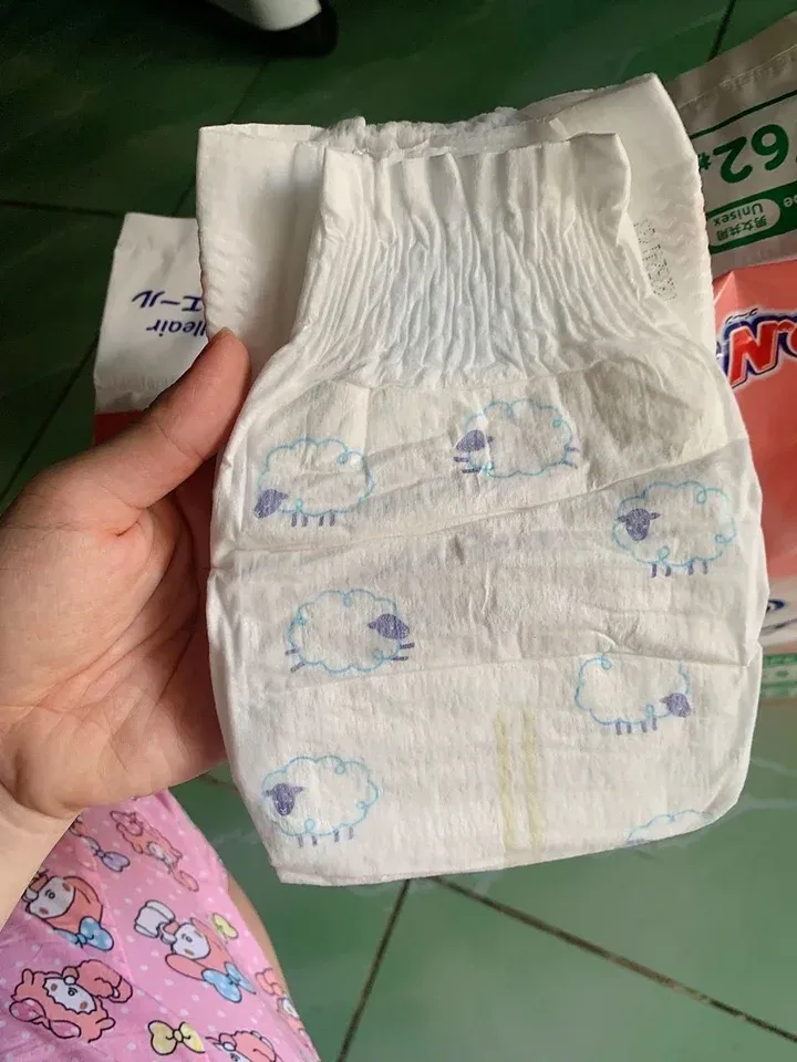 Mặt lưng miếng bỉm dán Goo.n Plus size S in hình cừu, có đai chun lưng nhăn và hai tai dán