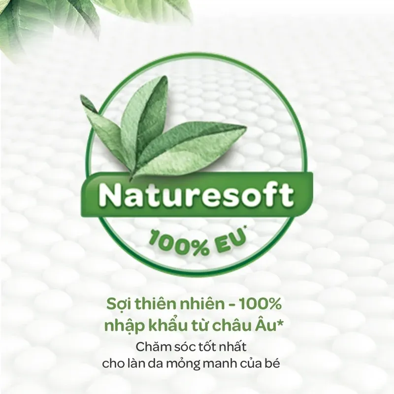 Huy hiệu Naturesoft 100% EU có hình lá xanh trên nền bề mặt tã, chữ sợi thiên nhiên 100% nhập khẩu từ châu Âu