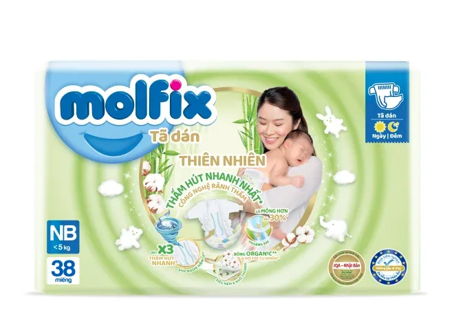 Bịch tã dán Molfix Thiên nhiên size NB 38 miếng bao bì xanh lá, in hình mẹ bế bé sơ sinh