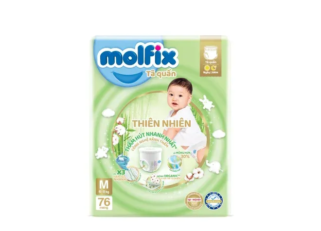 Bịch tã quần Molfix Thiên nhiên size M 76 miếng bao bì xanh lá, in hình em bé đang bò